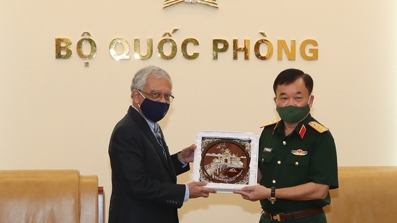 Le lieutenant général Hoàng Xuân Chiên (à droite) remet un cadeau au coordinateur résident de l’ONU au Vietnam, Kamal Malhotra. Photo : QDND.
