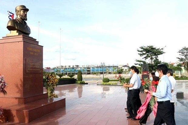 Une délégation de la province de Quang Tri vont offir des fleurs au statut du leader cubain Fidel Castro dans la parc portant leur nom. Photo : VNA.