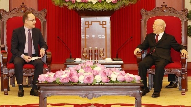 Le Secrétaire général du Parti communiste du Vietnam, Nguyên Phu Trong (à droite), a reçu le 13 août à Hanoï l'ambassadeur russe au Vietnam, Gennady Bezdetko. Photo : VNA.