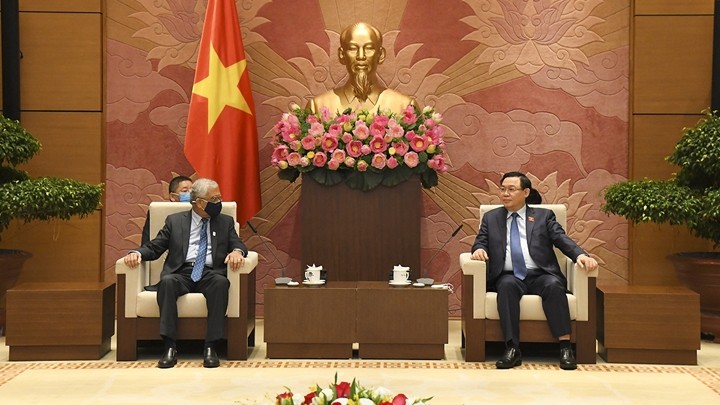 Le Président de l’Assemblée nationale Vuong Dinh Huê (à droite) et le coordinateur résident de l’ONU, Kamal Malhotra, le 12 août à Hanoi. Photo : quochoi.vn