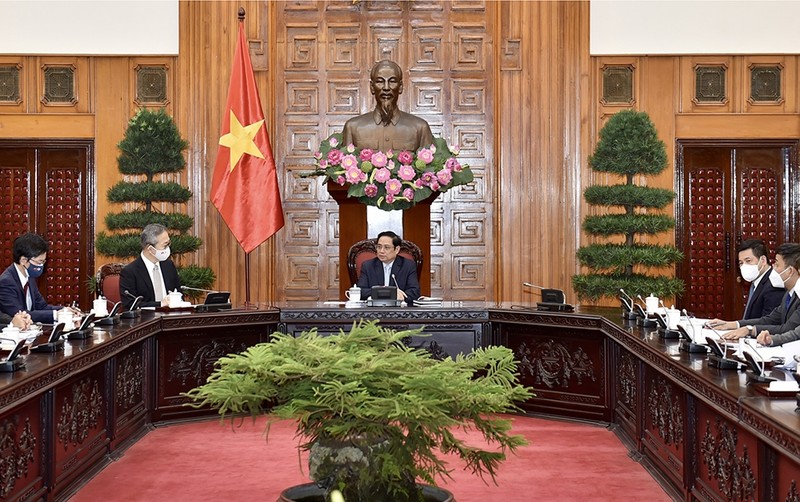 Le PM Pham Minh Chinh (au centre) rencontre l'ambassadeur japonais Yamada Takio. Photo : Trân Hai/NDEL.