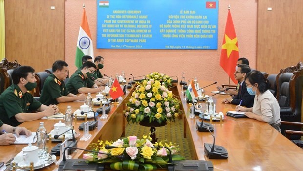 La cérémonie de remise de l'aide indienne au ministère vietnamien de la Défense. Photo : VNA.