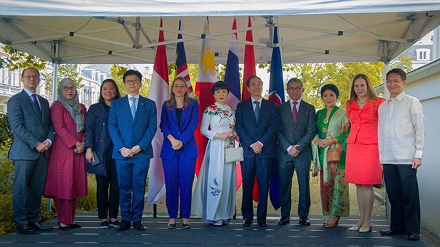 L'ambassadeur du Vietnam aux Pays-Bas, Pham Viêt Anh et les délégués à la cérémonie du lever de drapeau de l’ASEAN. Photo : baoquocte.vn
