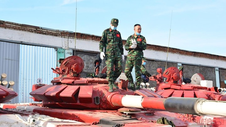 Les membres de l’équipe de chars du Vietnam procèdent à la vérification des véhicules après les avoir reçues. 