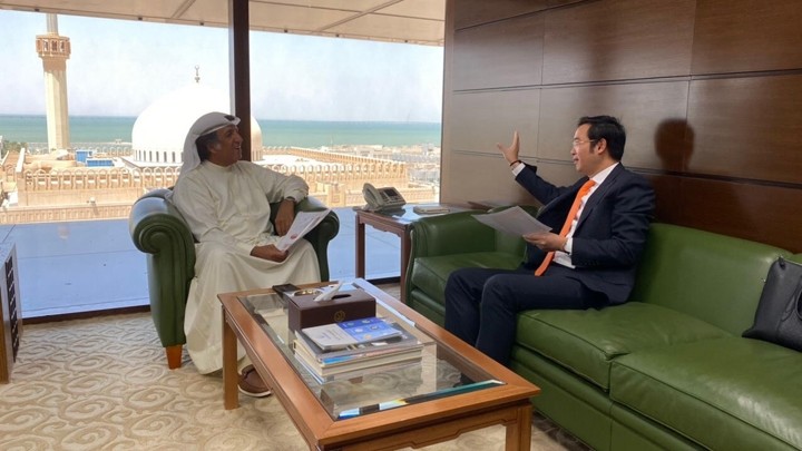 L’ambassadeur du Vietnam au Koweït, Ngô Toàn Thang, rencontre le président de Boursa Kuwait, Hamad Meshari Al Humaidi. Photo : baoquocte.