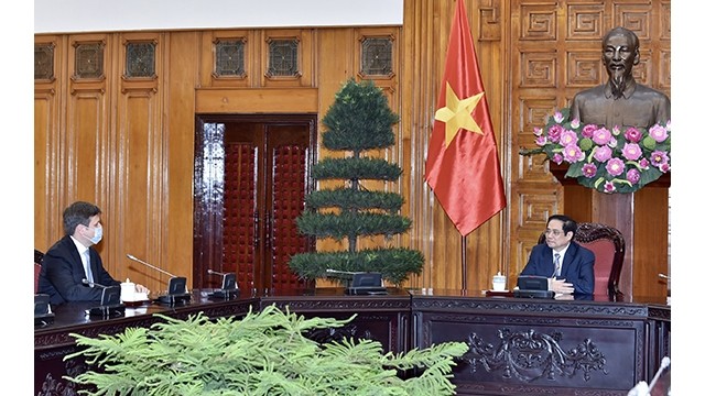 Le Premier ministre Pham Minh Chinh (à droite) et l'ambassadeur de Pologne au Vietnam, Wojciech Gerwel (à gauche). Photo : NDEL.