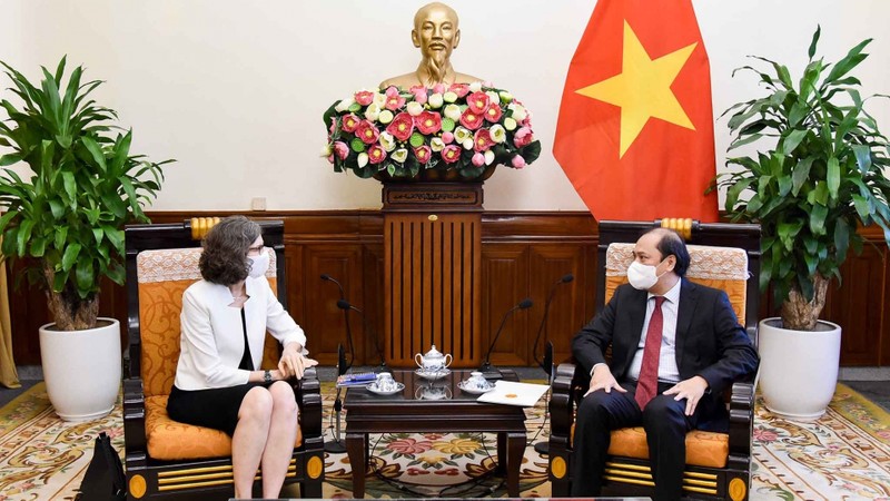 Le ministre vietnamien des Affaires étrangères, Nguyên Quôc Dung (à droite), et  l’ambassadrice du Canada au Vietnam, Deborah Paul. Photo: baoquocte.vn