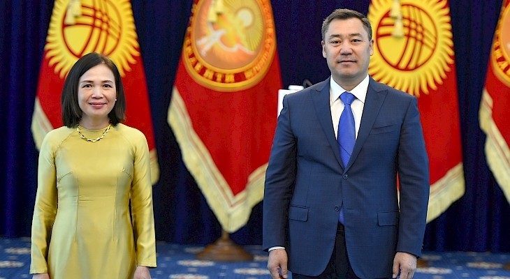 L’ambassadrice du Vietnam Nguyên Thi Hông Oanh (à gauche) et le Président de la République kirghize, Sadyr Zhaparov. Photo: BQT.
