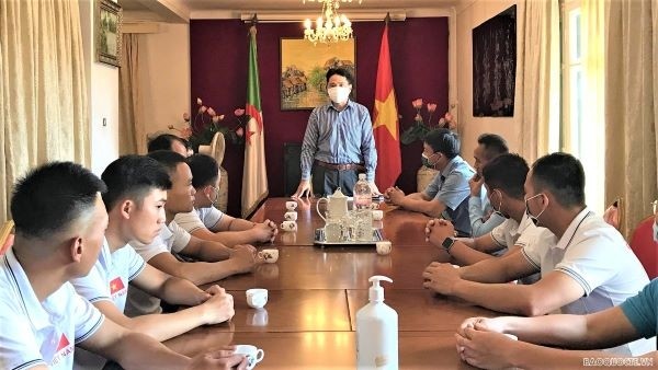 L’ambassadeur du Vietnam en Algérie, Nguyên Thành Vinh, lors de la rencontre avec l'équipe vietnamienne. Photo : Baoquocte.