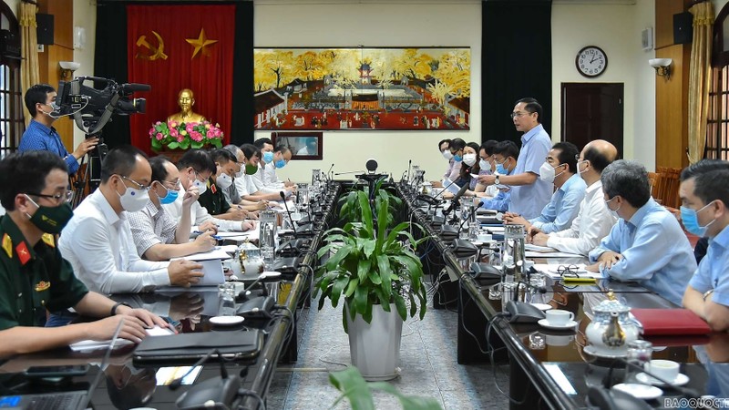 Lors de la première réunion du groupe de travail gouvernemental sur la diplomatie vaccinale, le 16 août à Hanoi. Photo : BQT.