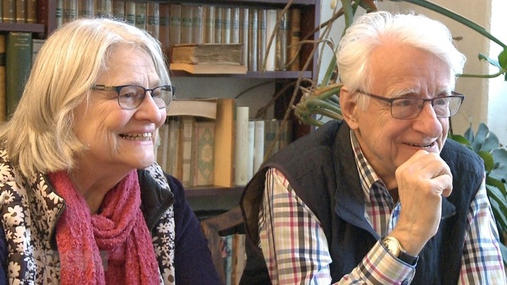 Le professeur Günter Giesenfeld et son épouse. Photo : VNA.