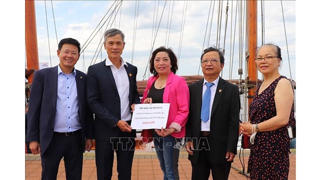 L'ambassadeur Nguyên Minh Vu (2e de gauche à droite) reçoit le don de la communauté vietnamienne de la ville de Rostock et des environs. Photo : VNA.