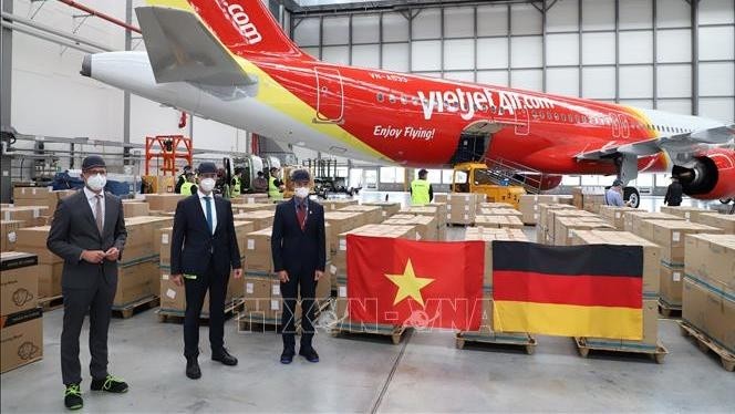 L'ambassadeur du Vietnam en Allemagne, Nguyên Minh Vu (à droite), et les responsables du groupe Airbus. Photo: VNA