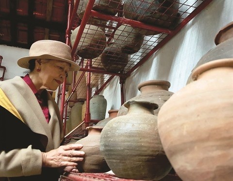 La Pr.-Dr. Thái Kim Lan éprouve un grand amour pour les anciennes céramiques enfouies sous les eaux de la rivière des Parfums à Huê. Photo : LD.