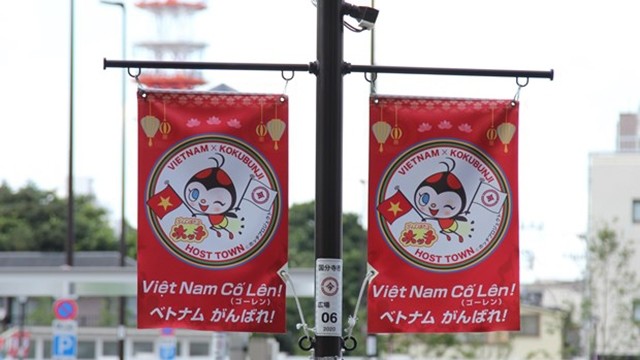 Des banderoles encourageant la délégation sportive vietnamienne sont accrochées dans de nombreux endroits de la ville de Kokubunji. Photo : VNA.