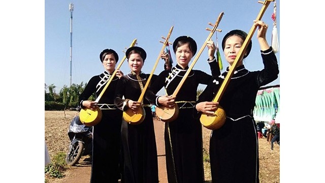 Nguyên Thi Phuong (2e à droite) et son groupe folklorique participent au Festival Lông Tông 2020 de la commune de Cu Mgar. Photo : VOV.