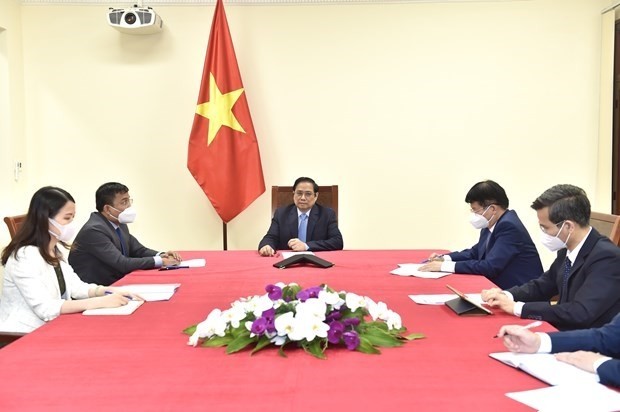 Le Premier ministre Pham Minh Chinh (au centre) lors de son entretien téléphonique avec le Pdg de Pfizer, Albert Bourla. Photo : VGP.