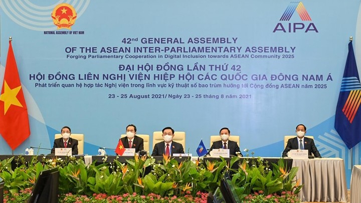 Le Président de l’Assemblée nationale vietnamienne, Vuong Dinh Huê, participe à l'AIPA-42 depuis Hanoï. Photo : NDEL.