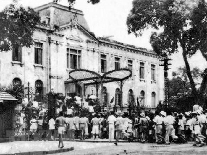 Les habitants de Hanoï manifestent devant le Palais du Tonkin, le 19 août 1945. Photo : Archives.