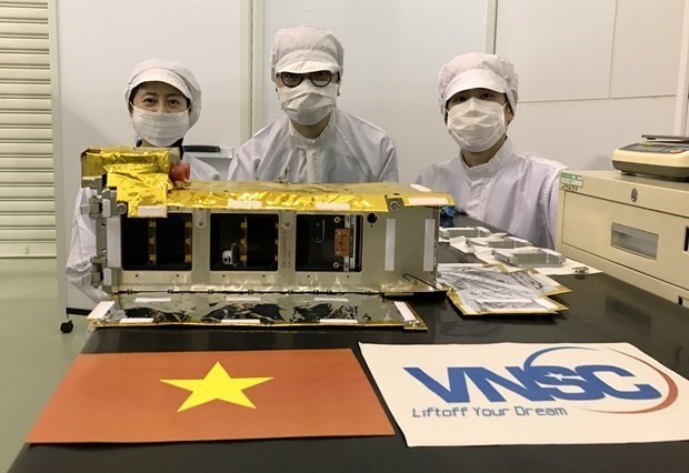 Le satellite vietnamien NanoDragon est officiellement remis au Japon le 17 août 2021. Photo : Centre spatial national du Vietnam.