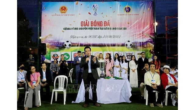 L'ambassadeur Dang Minh Khôi s'exprime lors de la cérémonie de clôture du championnat de football de la communauté vietnamienne en Russie 2021. Photo : VNA.