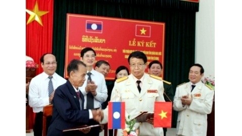 Les Associations des vétérans des provinces de Quang Nam (Vietnam) et de Sekong (Laos) coopèrent en vue de lutter contre les forces hostiles. Photo: NDEL.