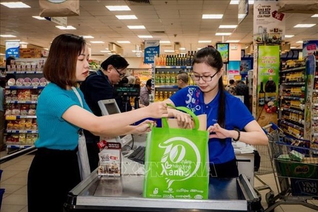 Le système des supermarchés Co.opmart opte pour l’utilisation des emballages respectueux de l’environnement. Photo : VNA.