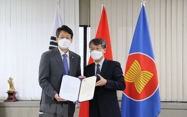 L’ambassadeur Nguyên Vu Tùng (à droite) adresse une lettre de remerciement à Jeon Jin Pyo, maire adjoint de Chuncheon. Photo : VNA.