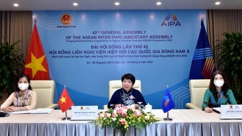 Les membres de la délégation vietnamienne à la conférence virtuelle des femmes parlementaires de l’AIPA. Photo : VGP.