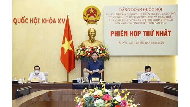 Le Président de l’Assemblée nationale (AN), Vuong Dinh Huê (debout), lors de la réunion. Photo : VNA.