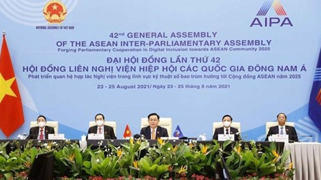 Le Président de l'Assemblée nationale du Vietnam, Vuong Dinh Huê (au milieu), s'exprime lors de l'AIPA-42, organisée par visioconférence du 23a u 25 août. Photo : VNA.