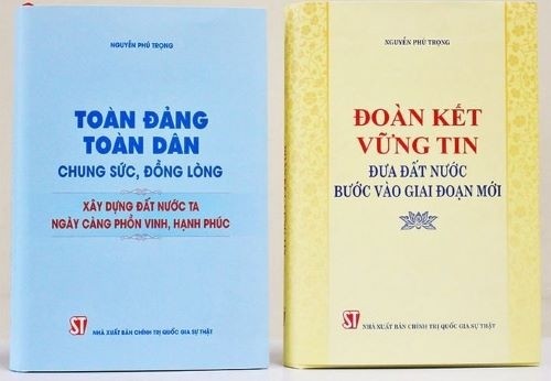 Deux livres nouvellement publiés du Secrétaire général du Parti, Nguyên Phu Trong. Photo : NDEL.