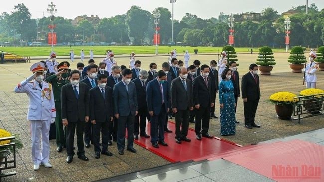 Les dirigeants du Parti et de l'État du Vietnam rendent hommage au Président Hô Chi Minh. Photo : NDEL.