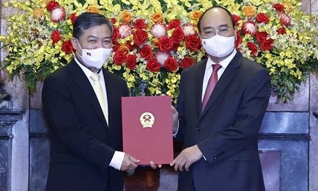 Le Président Nguyên Xuân Phuc (à droite) et ambassadeur du Vietnam au Cambodge, Nguyên Huy Tang. Photo : VNA.