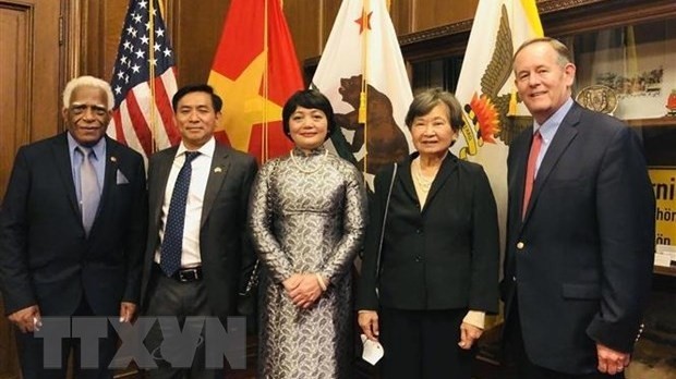 Le consul général du Vietnam, Nguyên Trac Toan (2e à gauche), et les représentants de San Francisco. Photo: VNA