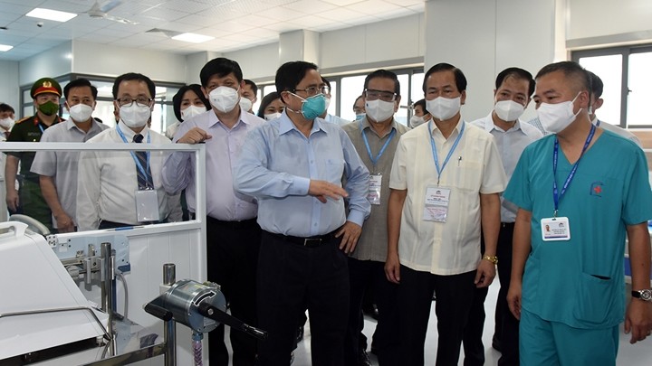 Le Premier ministre Pham Minh Chinh est allé inspecter l'Hôpital de traitement des patients aàtteints de COVID-19 à Hoàng Mai. Photo : Trân Hai/NDEL.