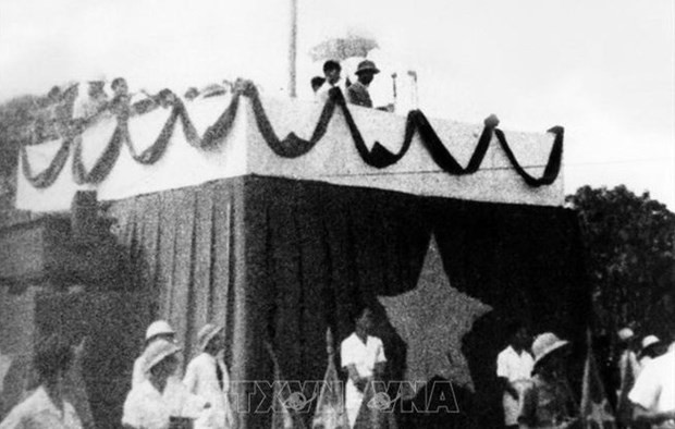 Le 2 septembre 1945, le Président Hô Chi Minh lit la Proclamation de l’indépendance sur la place  Ba Dinh, à Hanoï. Photo : Archive.