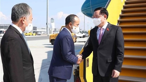 L’ambassadeur du Vietnam en Autriche, Nguyên Trung Kiên, accueille le Président de l’AN du Vietnam, Vuong Dinh Huê (à droite), à sa descente d’avion à l’aéroport international de Vienne, le 5 septembre. Photo : VNA.