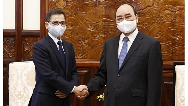 Le Président Nguyên Xuân Phuc (à droite) et l’ambassadeur d’Inde au Vietnam, Pranay Verma. Photo : VNA.