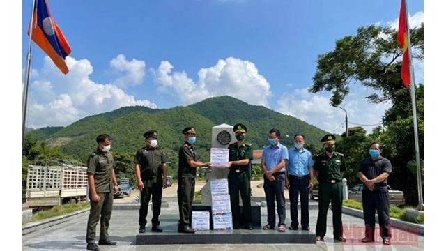 La compagnie militaire 212 de la province laotienne de Houaphan félicite les dirigeants des postes frontières et communes frontalières de la province de Son La. Photo : NDEL. 