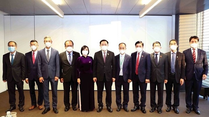 Le Président de l'Assemblée nationale Vuong Dinh Huê et les ambassadeurs vietnamiens dans plusieurs pays européens. Photo : quochoi.
