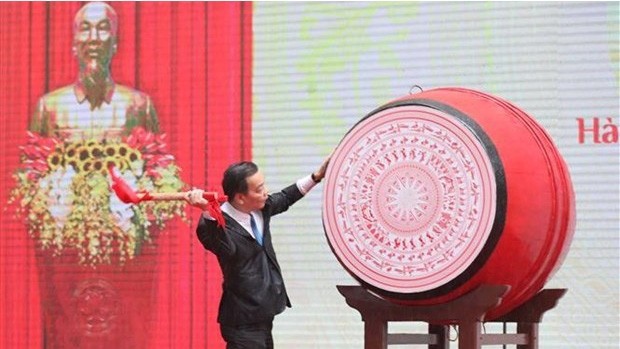Le président du Comité populaire de Hanoï Chu Ngoc Anh a battu du tambour pour lancer la nouvelle année scolaire. Photo : VNA.