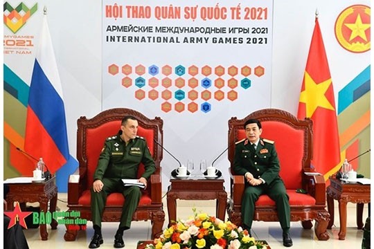 Le ministre vietnamien de la Défense, Phan Van Giang (à droite), reçoit le vice-ministre russe de la Défense, Krivoruchko Aleksey Yurevich. Photo : qdnd.