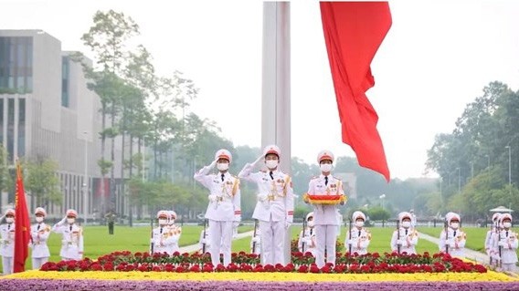 Cérémonie de lever du drapeau national sur la place de Ba Dinh, au coeur de Hanoi, à l’occasion du 76e anniversaire de la Fête nationale du Vietnam. Photo : zing.