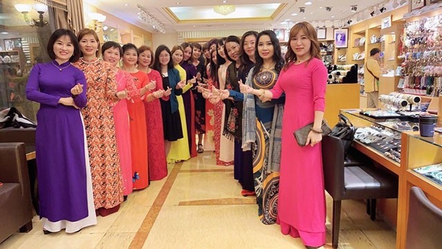 L'Association des Femmes d’affaires du Vietnam à Taïwan fait don de 25 millions de dôngs au programme ATM d’oxygène. Photo : Journal Thoi Dai.