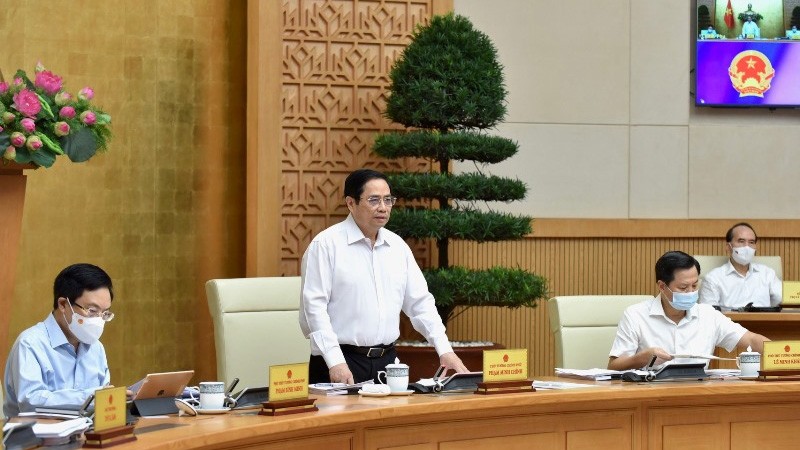 Le Premier ministre Pham Minh Chinh (debout) préside la réunion périodique du gouvernement en août, le 6 septembre à Hanoï. Photo : NDEL.