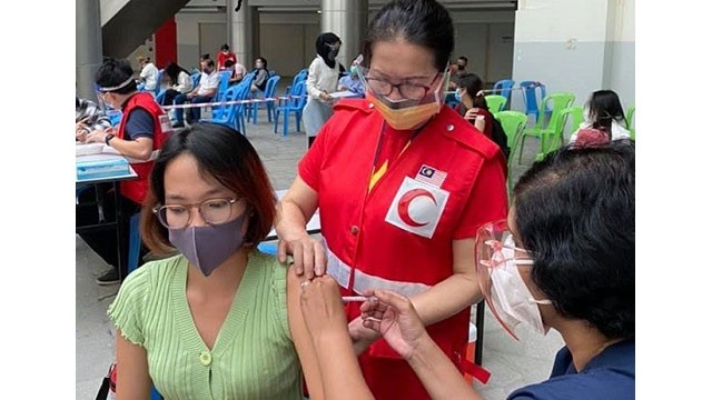 La vaccination contre le Covid-19 pour les Vietnamiens en Malaisie. Photo : Journal Thoi Dai.