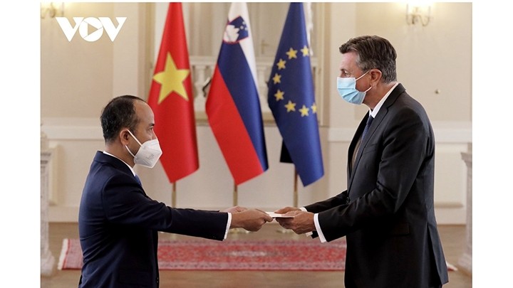 L’ambassadeur vietnamienne  Nguyên Trung Kiên présente ses lettres de créance au président slovène, Borut Pahor. Photo : VOV