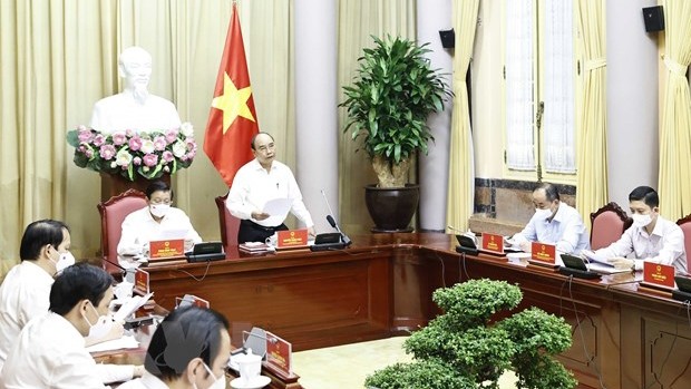 Le Président du Vietnam, Nguyên Xuân Phuc (debout), prend la parole lors de la réunion. Photo : VNA.