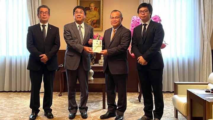 Le président d'Advance Satou Takashi (deuxième, à gauche) remet une somme symbolique à l'ambassadeur du Vietnam au Japon, Vu Hông Nam. Photo : VOV.